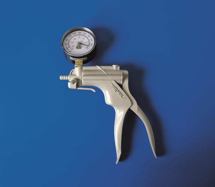 Vacuum pump hand-operated